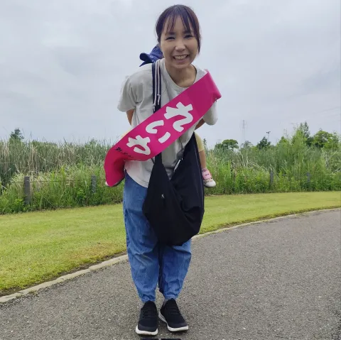 山本なつみ、れいわ新選組のタスキを着けて、子ども達と近所をお散歩！